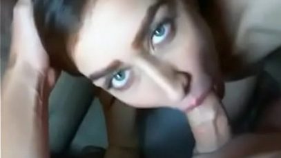 chica de ojos azules mamando